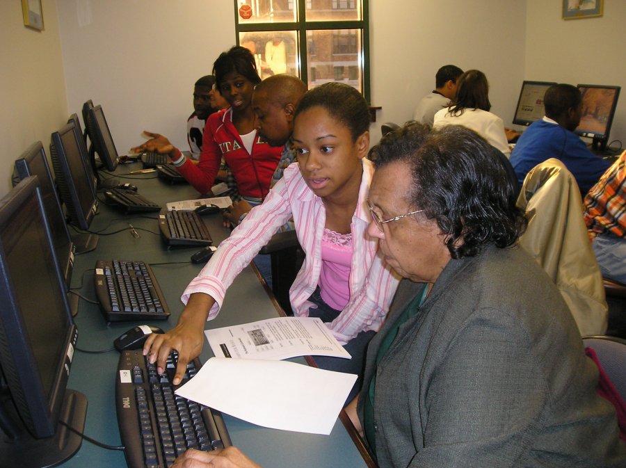 net-literacy-student-volunteers-teaching-at-a-urban-league-computer-lab